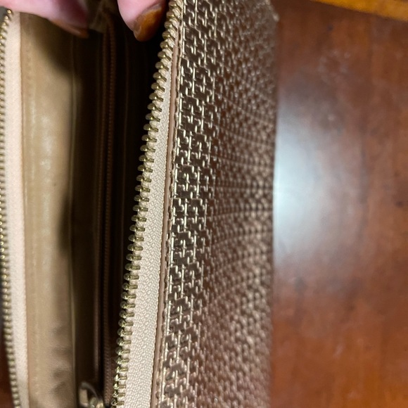 Tory Burch Metallic Rose Gold Zippered Wallet - Picture 10 of 16